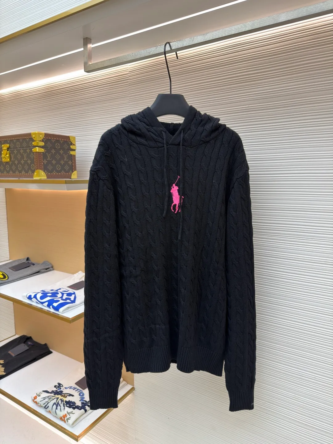Ralph Lauren embroidered hooded cable sweater ●Original version: Purchased and developed for 4290 ●Item number: 1682171-B15 ●Material: wool twist fabric ●Technology: three-dimensional cable weaving ●Color: black ●Version: fitted version ●Weight: about 620 grams ●Size: S-M-L-XL ●Description: Customized velvety wool twist, as light and warm as clouds, comfortable and close to the skin, with blazing pink as the canvas A touch of black is added as the highlight of the soul. Dare to stand out and know how to be restrained. The iconic horse logo embroidery is embellished on the chest. Untimely but fatal romance. Gentleman's style philosophy. The classic cable braiding structure design injects the soul. The arrangement is precise and orderly. The hooded dance combines strength and softness. It gives the classic a sense of the future and makes retro no longer old-fashioned. Stick to the eternal elegance and taste. Adopt imported machine embroidery technology, use advanced computer control system and precision mechanical components to achieve the iconic pony embroidery operation with high precision and smooth and delicate lines. Three-dimensional cable knitting uses clever shifting and interweaving of coils to cross-shift adjacent coils to form a twisting effect of the cable. The lines are smooth and regular. It is time-consuming and labor-intensive. The garment washing water is softened and deodorized through professional washing equipment and specific detergents. The clothes are deeply cleaned and deodorized to improve the feel and appearance of the clothes. The overall wiring is straight and delicate, the fabric is comfortable and soft, and the color is consistent without color difference. It can be matched with the same style to create a fashionable look and control various occasions. Customized accessories, complete with three standards, same style for men and women!